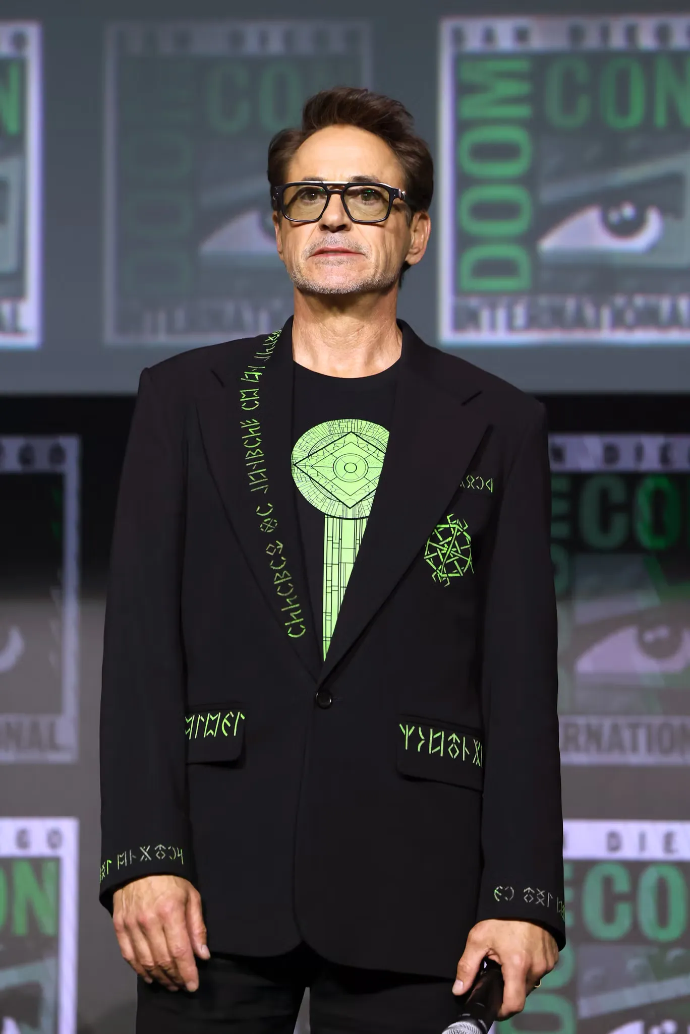 Aktor Robert Downey Jr memamerkan jaket bermotif pesan rahasia saat mempromosikan perannya sebagai Doctor Doom dalam film Avengers: Doomsday di Comic-Con.