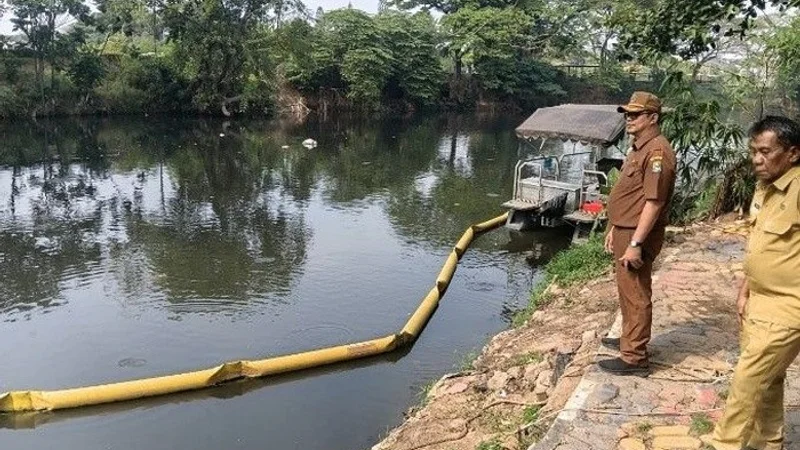 Air Sungai Mendadak Hitam Pekat dan Bau Menyengat, Warga Bekasi Waspada