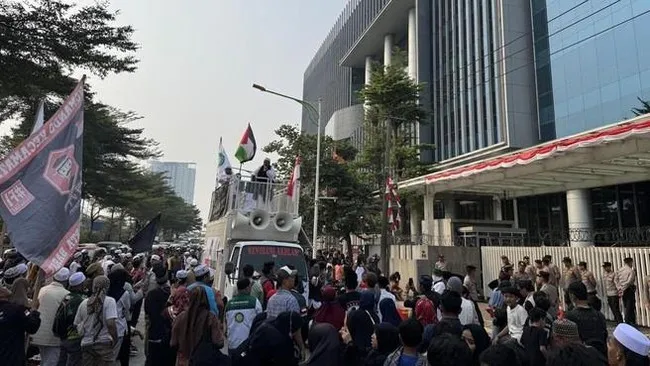 Aksi unjuk rasa massa ormas di depan Orang Tua Building Cengkareng