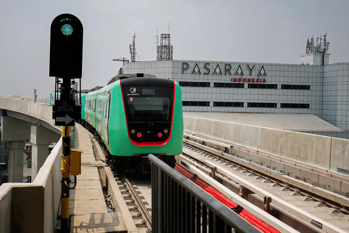 Kereta LRT Jakarta jalur Velodrome menuju Manggarai melintas di atas rel layang