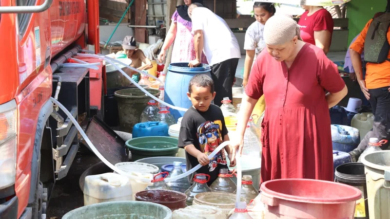 Pemkab Bekasi Salurkan 4,5 Juta Liter Air Bersih ke 11 Kecamatan Terdampak Kekeringan
