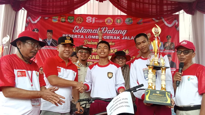 Warga dan Pelajar Antusias Ikuti Lomba Gerak Jalan di Cikarang Utara
